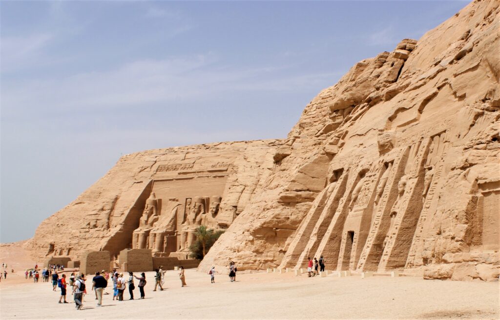 Abu Simbel musteri Ramses II og musteri Nefertari norðan megin við Abu Simbel